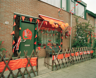 52158 Gezicht op de voorgevel van het huis Marsstraat 18 te Utrecht met oranje-versieringen ter gelegenheid van de ...